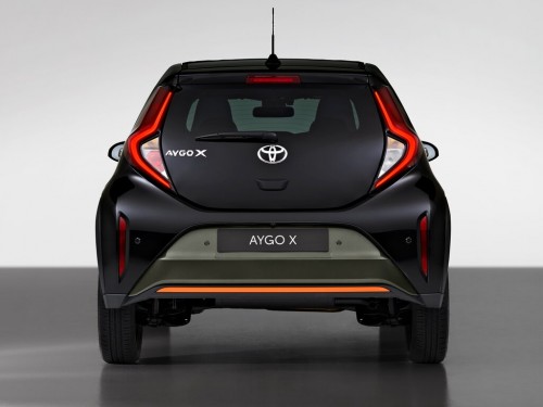 Характеристики автомобиля Toyota Aygo X 1.0 MT Air Limited (11.2021 - 10.2022): фото, вместимость, скорость, двигатель, топливо, масса, отзывы