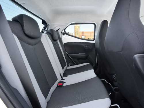 Характеристики автомобиля Toyota Aygo 1.0 AMT X-Play Connect (06.2018 - 05.2019): фото, вместимость, скорость, двигатель, топливо, масса, отзывы