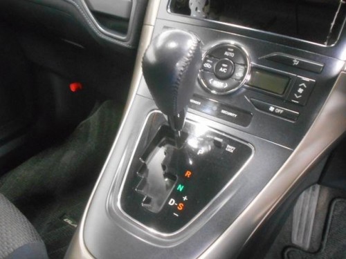 Характеристики автомобиля Toyota Blade 2.4 S package (12.2009 - 04.2012): фото, вместимость, скорость, двигатель, топливо, масса, отзывы