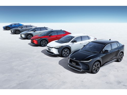 Характеристики автомобиля Toyota bZ4X 71.4 kWh Z (05.2022 - н.в.): фото, вместимость, скорость, двигатель, топливо, масса, отзывы