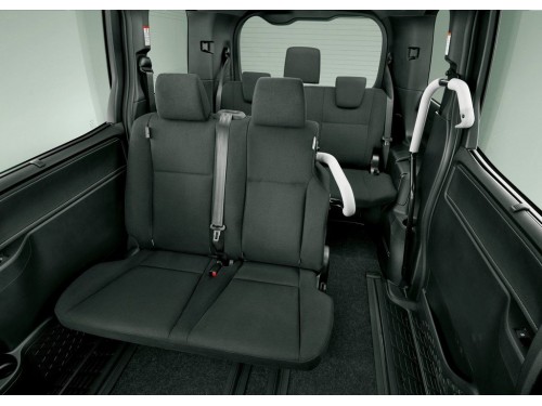 Характеристики автомобиля Toyota Esquire 1.8 Hybrid Gi (7 seater) (01.2019 - 03.2020): фото, вместимость, скорость, двигатель, топливо, масса, отзывы