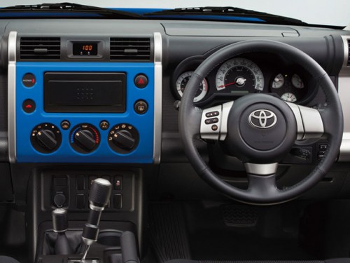 Характеристики автомобиля Toyota FJ Cruiser 4.0 4WD (07.2013 - 06.2014): фото, вместимость, скорость, двигатель, топливо, масса, отзывы