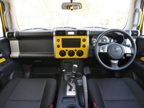 Характеристики автомобиля Toyota FJ Cruiser 4.0 Offroad Package 4WD (07.2012 - 06.2013): фото, вместимость, скорость, двигатель, топливо, масса, отзывы