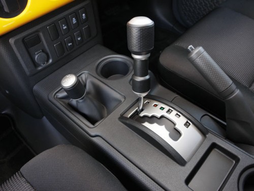 Характеристики автомобиля Toyota FJ Cruiser 4.0 Color Package 4WD (07.2012 - 06.2013): фото, вместимость, скорость, двигатель, топливо, масса, отзывы