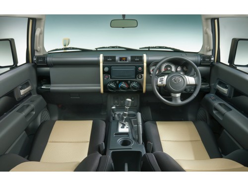 Характеристики автомобиля Toyota FJ Cruiser 4.0 4WD (07.2012 - 06.2013): фото, вместимость, скорость, двигатель, топливо, масса, отзывы