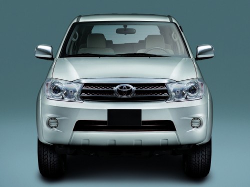 Характеристики автомобиля Toyota Fortuner 2.7 MT (08.2008 - 10.2011): фото, вместимость, скорость, двигатель, топливо, масса, отзывы