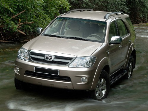 Характеристики автомобиля Toyota Fortuner 2.7 AT 4WD (07.2005 - 07.2008): фото, вместимость, скорость, двигатель, топливо, масса, отзывы