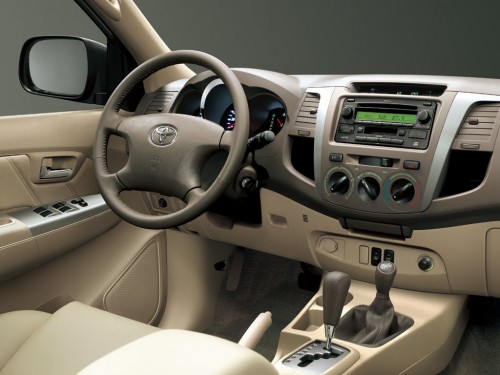 Характеристики автомобиля Toyota Fortuner 2.7 MT 4WD (07.2005 - 07.2008): фото, вместимость, скорость, двигатель, топливо, масса, отзывы