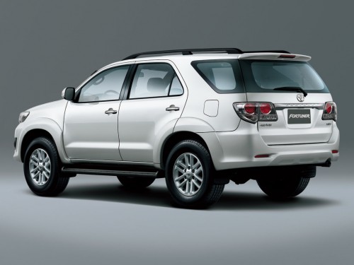 Характеристики автомобиля Toyota Fortuner 2.7 AT 4WD (11.2011 - 06.2015): фото, вместимость, скорость, двигатель, топливо, масса, отзывы