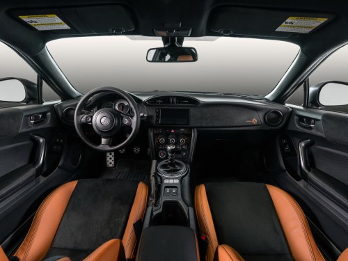 Характеристики автомобиля Toyota GT 86 2.0 MT GT (08.2016 - 04.2021): фото, вместимость, скорость, двигатель, топливо, масса, отзывы