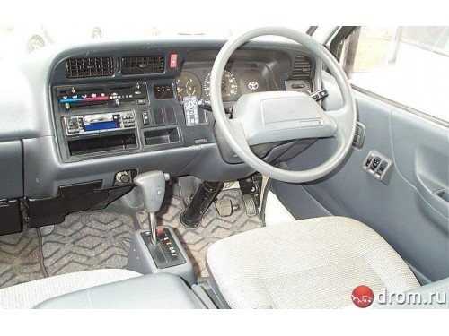 Характеристики автомобиля Toyota Hiace 2.0 Custom Semi Middle Roof (08.1993 - 07.1995): фото, вместимость, скорость, двигатель, топливо, масса, отзывы