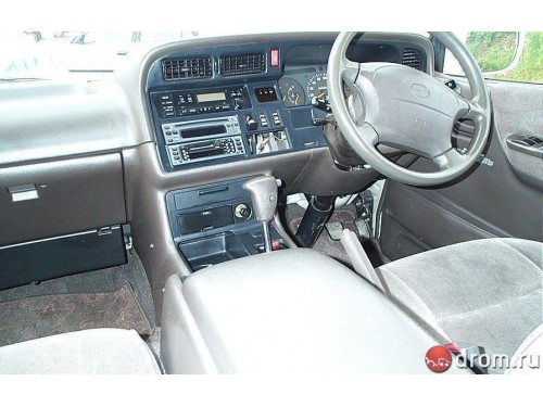 Характеристики автомобиля Toyota Hiace 2.4 Super Custom Semi Middle Roof (08.1993 - 07.1995): фото, вместимость, скорость, двигатель, топливо, масса, отзывы