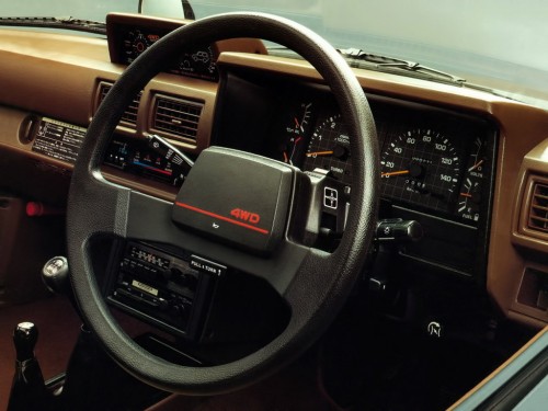 Характеристики автомобиля Toyota Hilux Surf 2.0 SSR (12.1987 - 04.1989): фото, вместимость, скорость, двигатель, топливо, масса, отзывы