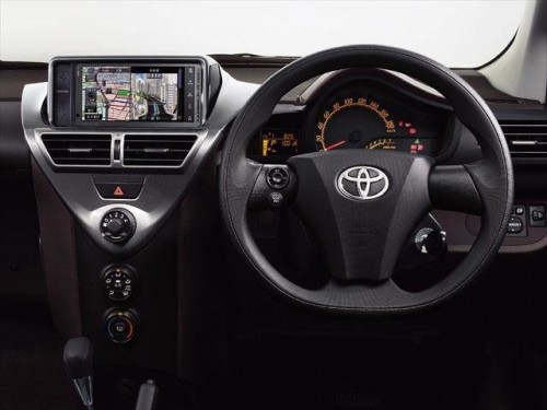 Характеристики автомобиля Toyota iQ 1.0 100G leather package (05.2010 - 04.2012): фото, вместимость, скорость, двигатель, топливо, масса, отзывы