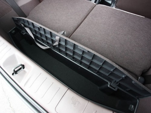 Характеристики автомобиля Toyota iQ 1.3 130G leather package plus (08.2009 - 04.2010): фото, вместимость, скорость, двигатель, топливо, масса, отзывы