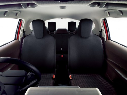 Характеристики автомобиля Toyota iQ 1.3 130G go leather package (08.2010 - 04.2012): фото, вместимость, скорость, двигатель, топливо, масса, отзывы