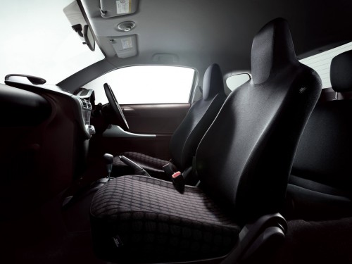 Характеристики автомобиля Toyota iQ 1.3 130G leather package (05.2012 - 03.2016): фото, вместимость, скорость, двигатель, топливо, масса, отзывы