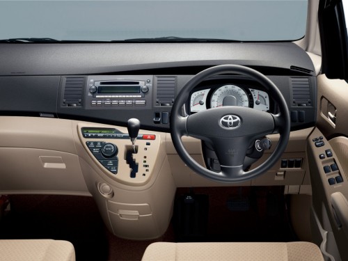 Характеристики автомобиля Toyota Isis 1.8 Platana (11.2005 - 04.2007): фото, вместимость, скорость, двигатель, топливо, масса, отзывы