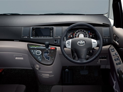Характеристики автомобиля Toyota Isis 1.8 L (11.2005 - 04.2007): фото, вместимость, скорость, двигатель, топливо, масса, отзывы