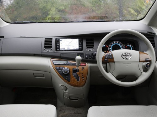 Характеристики автомобиля Toyota Isis 1.8 G (04.2016 - 12.2017): фото, вместимость, скорость, двигатель, топливо, масса, отзывы