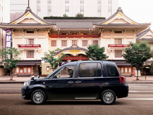 Характеристики автомобиля Toyota JPN TAXI 1.5 Nagomi (10.2017 - 12.2019): фото, вместимость, скорость, двигатель, топливо, масса, отзывы