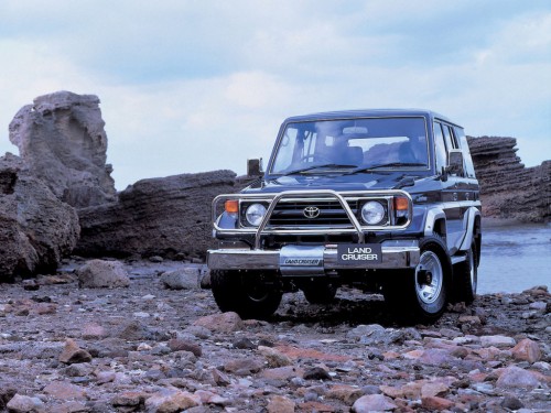 Характеристики автомобиля Toyota Land Cruiser 4.2D 70 LX (01.1995 - 07.1996): фото, вместимость, скорость, двигатель, топливо, масса, отзывы