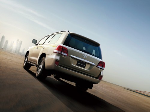 Характеристики автомобиля Toyota Land Cruiser 5.7 AT (01.2011 - 03.2012): фото, вместимость, скорость, двигатель, топливо, масса, отзывы