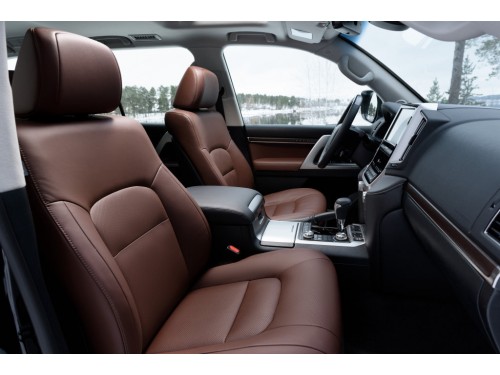 Характеристики автомобиля Toyota Land Cruiser 4.5 TD AT Комфорт (10.2015 - 09.2017): фото, вместимость, скорость, двигатель, топливо, масса, отзывы