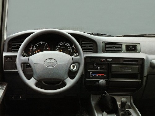 Характеристики автомобиля Toyota Land Cruiser 4.5 AT VX (01.1995 - 01.1998): фото, вместимость, скорость, двигатель, топливо, масса, отзывы