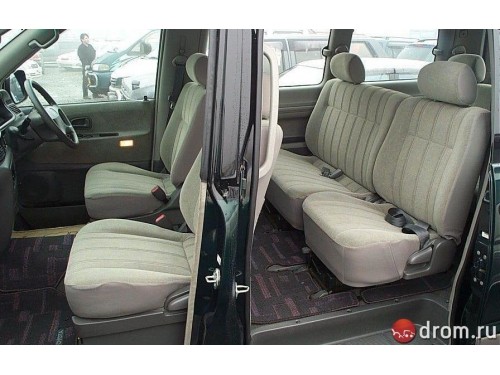 Характеристики автомобиля Toyota Lite Ace Noah 2.0 V twin moon roof (8 seat) (12.1998 - 10.2001): фото, вместимость, скорость, двигатель, топливо, масса, отзывы