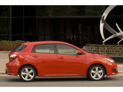 Характеристики автомобиля Toyota Matrix 1.8 AT Base (01.2011 - 08.2013): фото, вместимость, скорость, двигатель, топливо, масса, отзывы