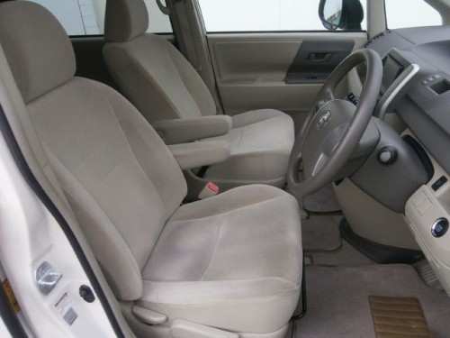 Характеристики автомобиля Toyota Noah 2.0 G 4WD (04.2010 - 12.2013): фото, вместимость, скорость, двигатель, топливо, масса, отзывы