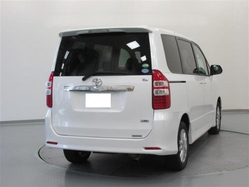 Характеристики автомобиля Toyota Noah 2.0 S (8 Seater) (04.2010 - 12.2013): фото, вместимость, скорость, двигатель, топливо, масса, отзывы