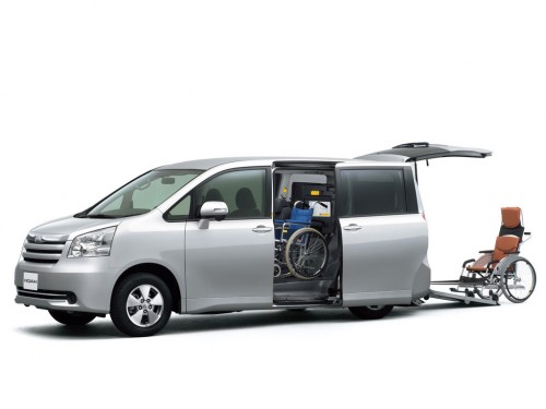 Характеристики автомобиля Toyota Noah 2.0 Si welcab lift-up passenger seat A type 4WD (06.2007 - 03.2010): фото, вместимость, скорость, двигатель, топливо, масса, отзывы