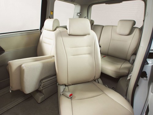 Характеристики автомобиля Toyota Noah 2.0 S (06.2007 - 03.2010): фото, вместимость, скорость, двигатель, топливо, масса, отзывы