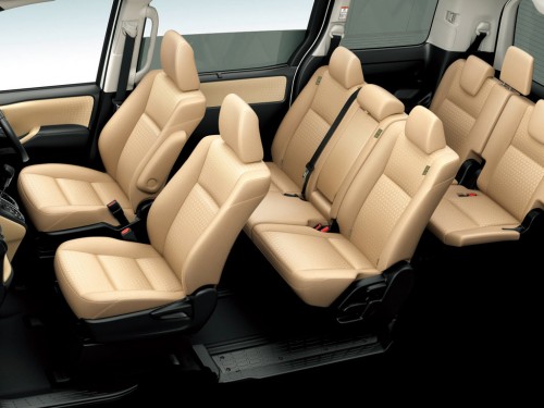 Характеристики автомобиля Toyota Noah 1.8 Hybrid X (01.2014 - 12.2015): фото, вместимость, скорость, двигатель, топливо, масса, отзывы