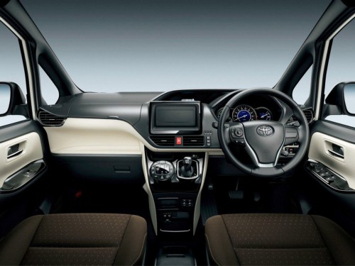 Характеристики автомобиля Toyota Noah 2.0 G 4WD (7 Seater) (04.2020 - 12.2021): фото, вместимость, скорость, двигатель, топливо, масса, отзывы