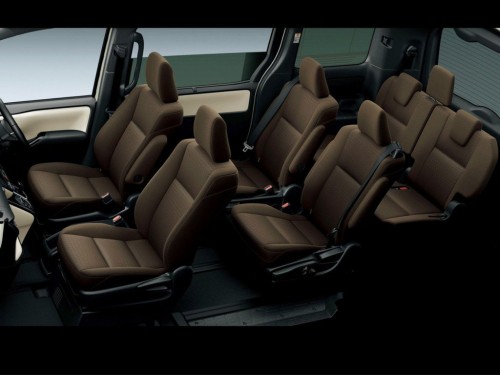 Характеристики автомобиля Toyota Noah 2.0 G (8 Seater) (01.2019 - 03.2020): фото, вместимость, скорость, двигатель, топливо, масса, отзывы