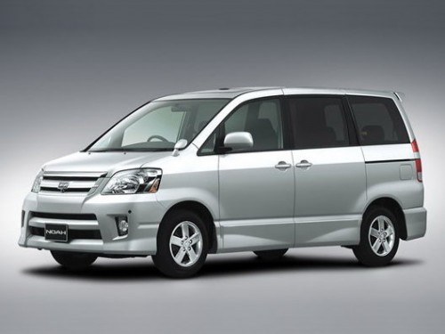 Характеристики автомобиля Toyota Noah 2.0 S (08.2005 - 05.2007): фото, вместимость, скорость, двигатель, топливо, масса, отзывы