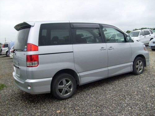 Характеристики автомобиля Toyota Noah 2.0 S (08.2005 - 05.2007): фото, вместимость, скорость, двигатель, топливо, масса, отзывы