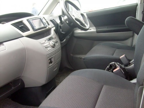 Характеристики автомобиля Toyota Noah 2.0 S (08.2005 - 05.2007): фото, вместимость, скорость, двигатель, топливо, масса, отзывы