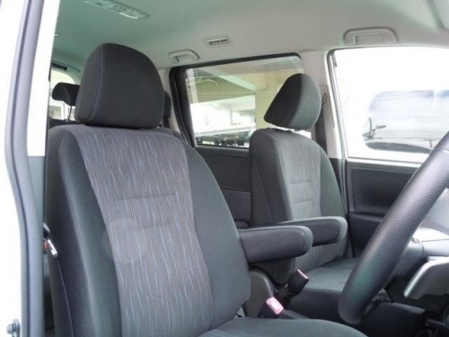 Характеристики автомобиля Toyota Noah 2.0 Si (8 Seater) (04.2010 - 12.2013): фото, вместимость, скорость, двигатель, топливо, масса, отзывы