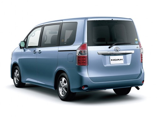 Характеристики автомобиля Toyota Noah 2.0 Si lift-up side seat equipped car (06.2007 - 03.2010): фото, вместимость, скорость, двигатель, топливо, масса, отзывы