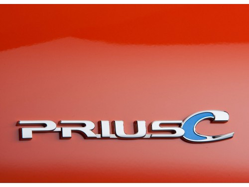 Характеристики автомобиля Toyota Prius C 1.5h CVT Four (02.2012 - 12.2014): фото, вместимость, скорость, двигатель, топливо, масса, отзывы