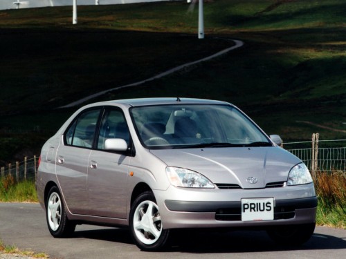 Характеристики автомобиля Toyota Prius 1.5 navi package (12.1997 - 04.2000): фото, вместимость, скорость, двигатель, топливо, масса, отзывы