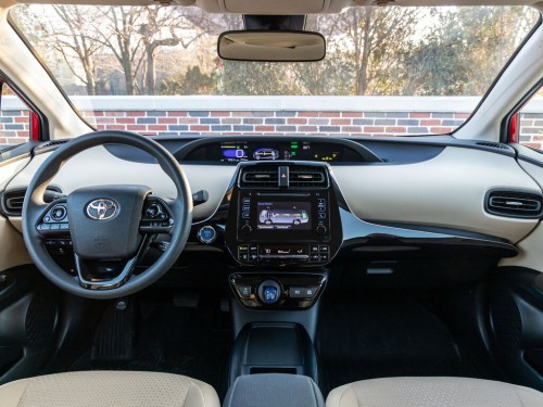 Характеристики автомобиля Toyota Prius 1.8 CVT LE AWD (11.2018 - 01.2023): фото, вместимость, скорость, двигатель, топливо, масса, отзывы