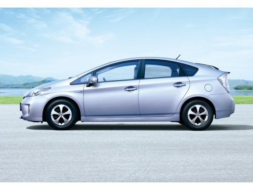 Характеристики автомобиля Toyota Prius 1.8 G welcab lift-up passenger seat A type (10.2012 - 11.2015): фото, вместимость, скорость, двигатель, топливо, масса, отзывы