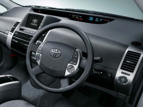 Характеристики автомобиля Toyota Prius 1.5 G welcab rotating and sliding passenger seat B type (01.2007 - 08.2007): фото, вместимость, скорость, двигатель, топливо, масса, отзывы