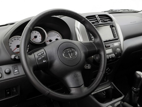 Характеристики автомобиля Toyota RAV4 2.0 MT R1 (09.2003 - 12.2005): фото, вместимость, скорость, двигатель, топливо, масса, отзывы