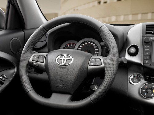 Характеристики автомобиля Toyota RAV4 2.0 MT (05.2010 - 01.2013): фото, вместимость, скорость, двигатель, топливо, масса, отзывы